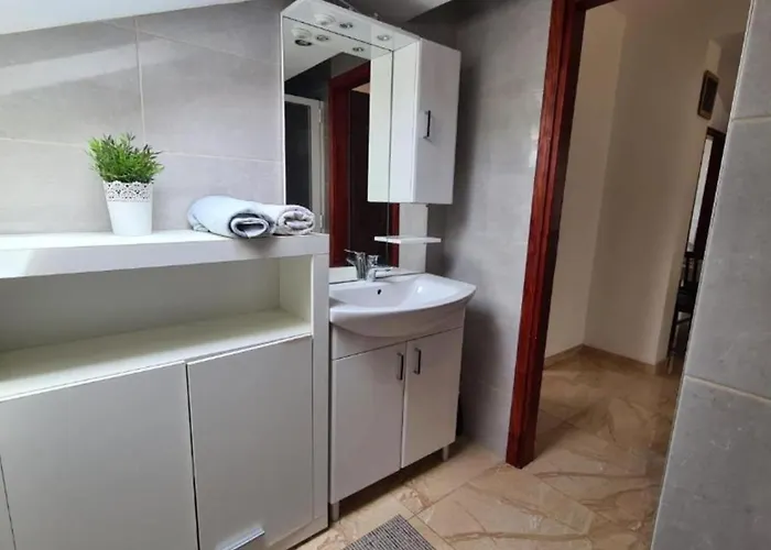 Apartment With One Bathroom *